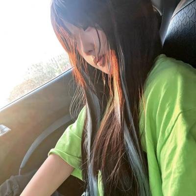 大叔在左，奶狗在右